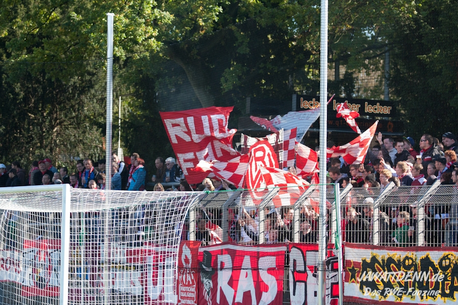 Die RWE Fans hoffen auch gegen Leverkusen auf den nächsten 3er