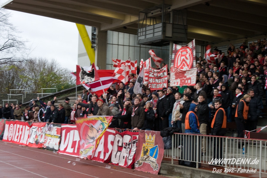 Trotz der Nähe fanden eher wenige RWE-Fans den Weg nach Dortmund