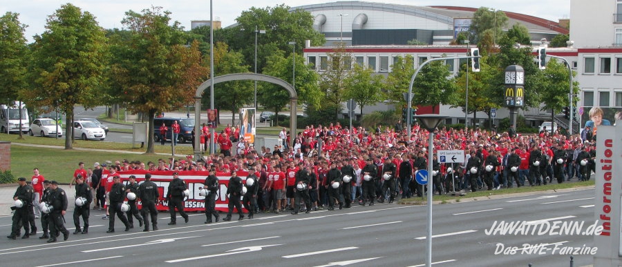 Fanmarsch von der KöPi-Arena zum Stadion