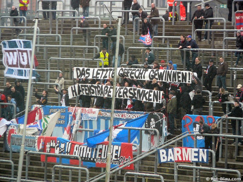 Große Ankündigung von den Wuppertalern - Foto by rot-blau.com